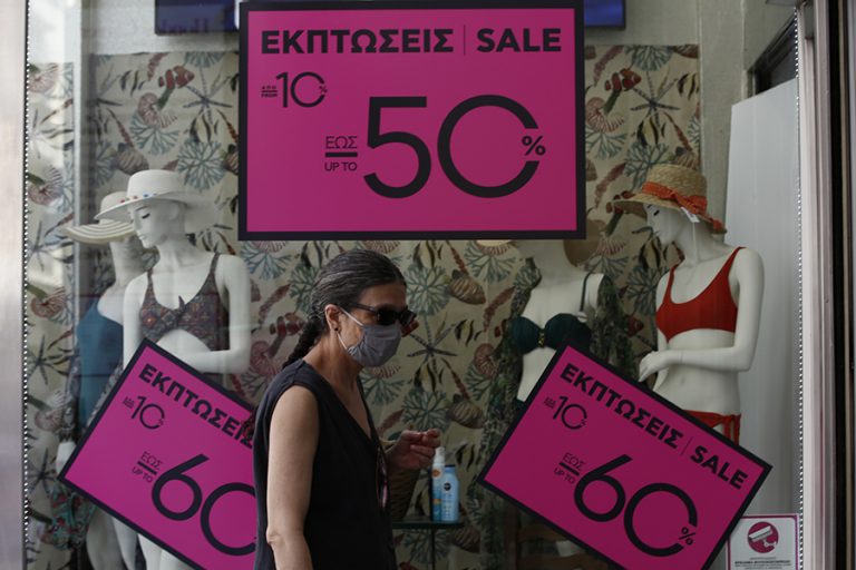 «Άκυρη» η παράταση των εκπτώσεων με lockdown – Αβεβαιότητα για την άρση των περιοριστικών μέτρων