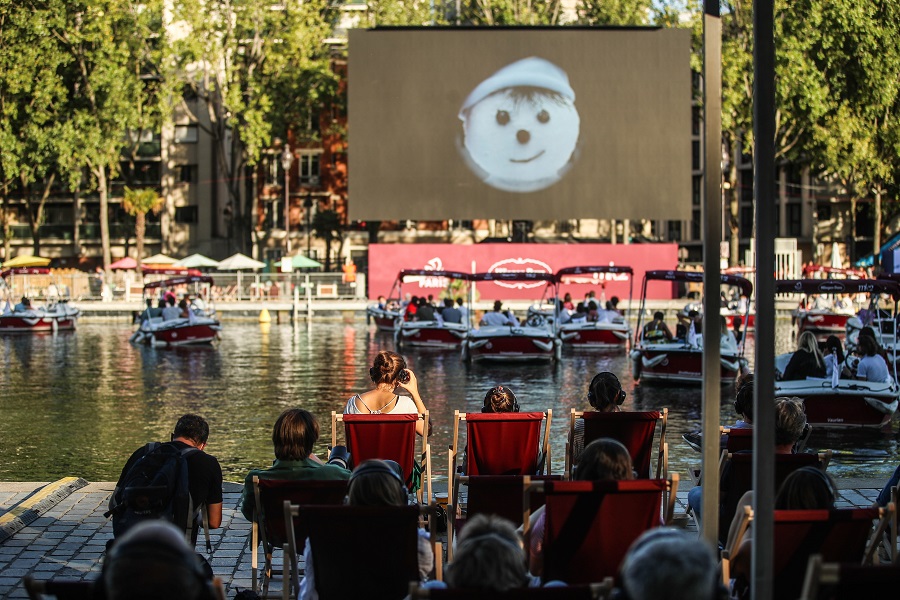 Μετά το drive-in σινεμά έρχεται το… πλωτό σινεμά (Φωτογραφίες)