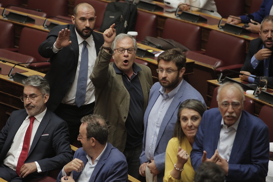 Εντάσεις στην Ολομέλεια της Βουλής- Αποβλήθηκε βουλευτής του ΣΥΡΙΖΑ για απρεπή χειρονομία (Βίντεο)