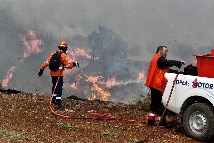 Συνεχίζεται η μάχη για τον έλεγχο της πυρκαγιάς στις Κεχριές (Φωτογραφίες)