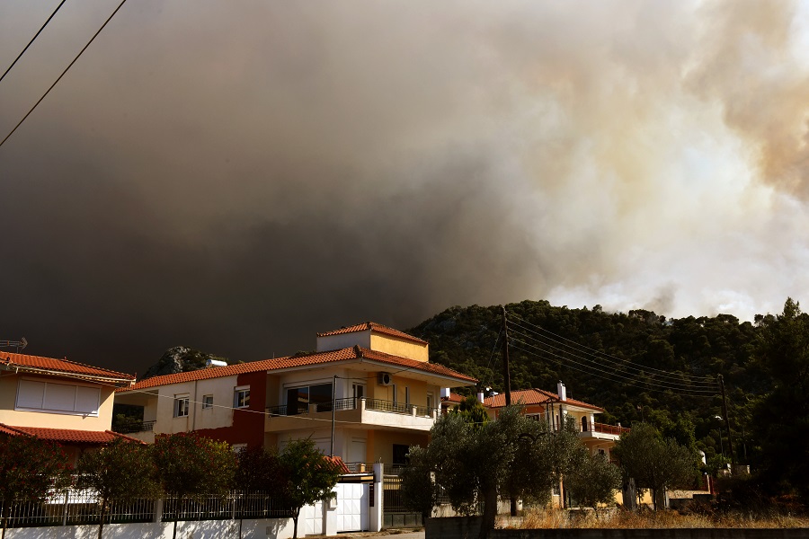 Φωτιά στην Κορινθία: Συνεχίζεται η μάχη – Σε ύφεση η πυρκαγιά στις Κεχριές