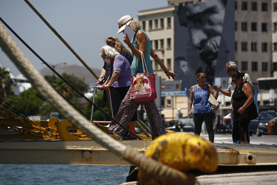 Πλακιωτάκης: Ξεκινούν τα δρομολόγια με πληρότητα 55% στα πλοία με καμπίνες και 50% χωρίς καμπίνες