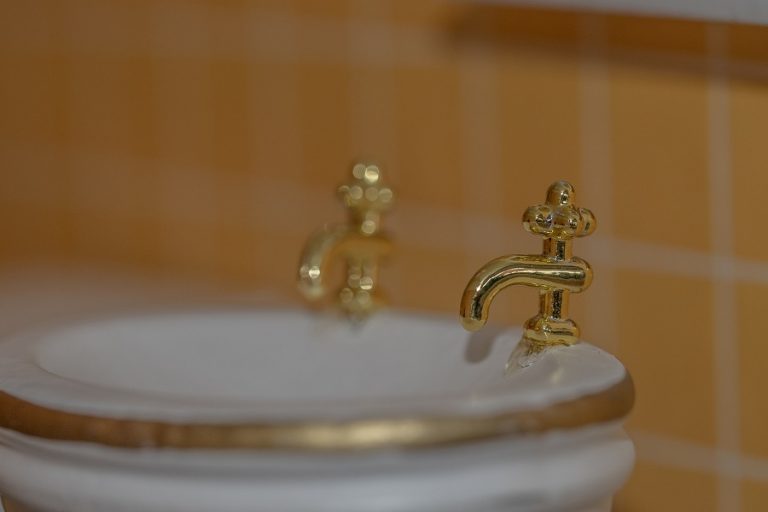 Με χρυσές… λεκάνες και μπανιέρες προσελκύει πελάτες ένα πεντάστερο ξενοδοχείο στο Ανόι (Βίντεο)