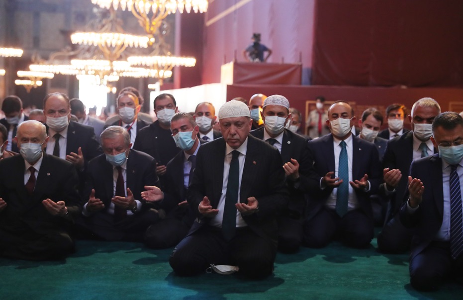 H πρώτη δήλωση Ερντογάν μετά τη φιέστα που έστησε: H Αγία Σοφιά έγινε και πάλι τζαμί -Στην προσευχή συμμετείχαν 350.000 μουσουλμάνοι