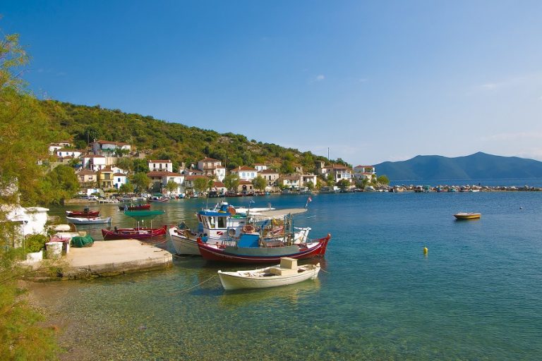 Η Daily Telegraph προτείνει 15 ελληνικά νησιά για τις φετινές καλοκαιρινές διακοπές