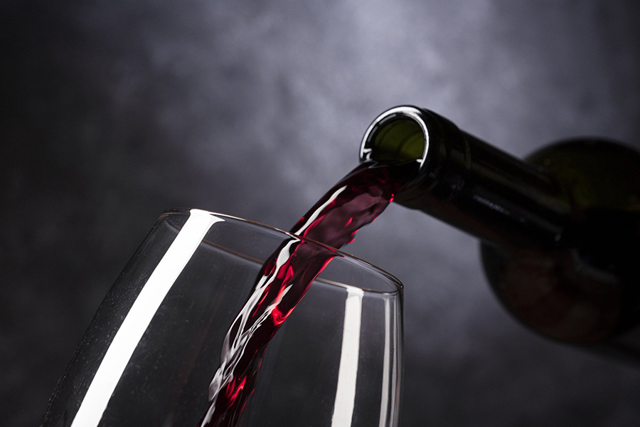 Σπάνιο μπουκάλι κρασί με πολύτιμους λίθους βγαίνει σε δημοπρασία