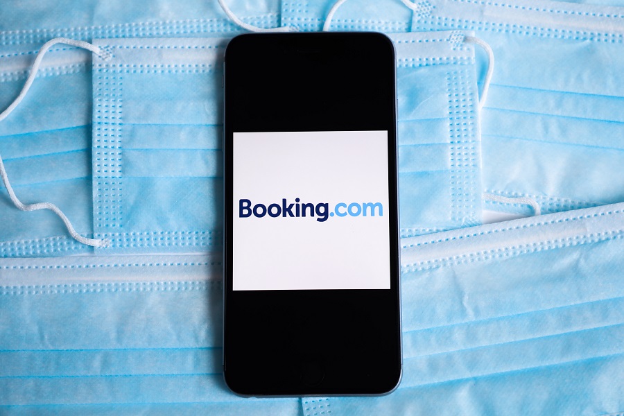 Σε μαζικές απολύσεις προχωρά η Booking.com