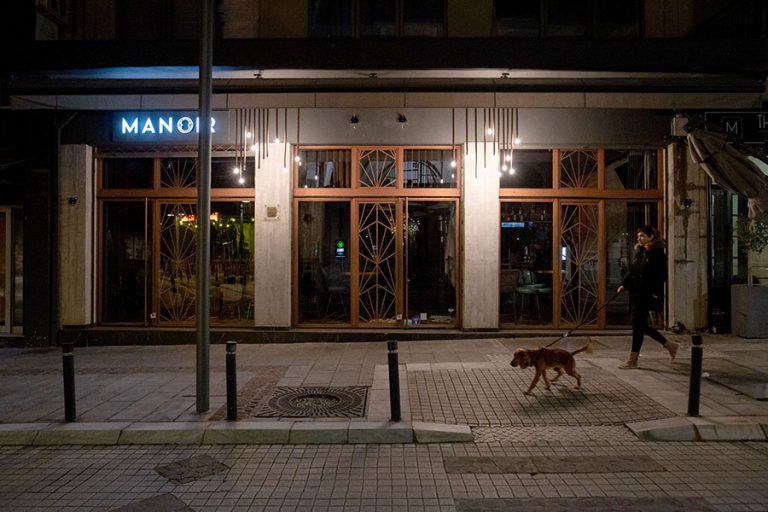 Επαγγελματικό Επιμελητήριο Αθηνών: Τι έχασαν οι επιχειρήσεις που κλείνουν στις 12 το βράδυ