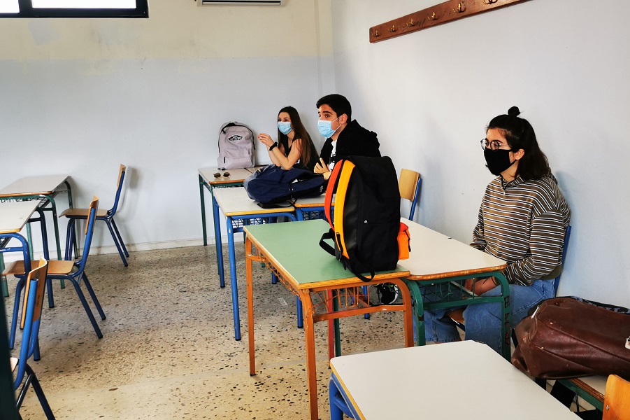 ΚΥΑ: Εκτός της αίθουσας οι μαθητές χωρίς μάσκα