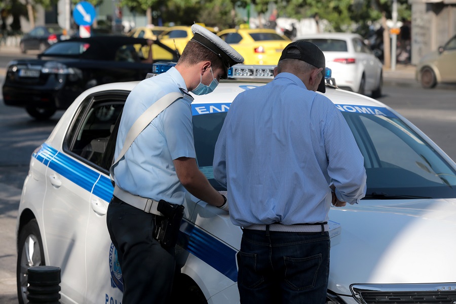 «Φωτιά» έχουν πάρει οι έλεγχοι της ΕΛ.ΑΣ. – Σχεδόν 800 άτομα έχουν σπάσει την καραντίνα