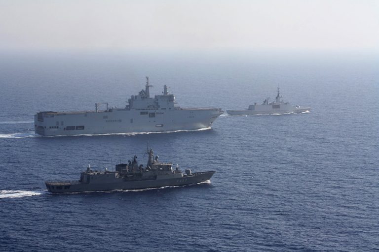 Κλιμακώνεται η ένταση μεξαξύ Ρωσίας και Δύσης – Δύο πολεμικά πλοία της Βρετανίας στη Μαύρη Θάλασσα