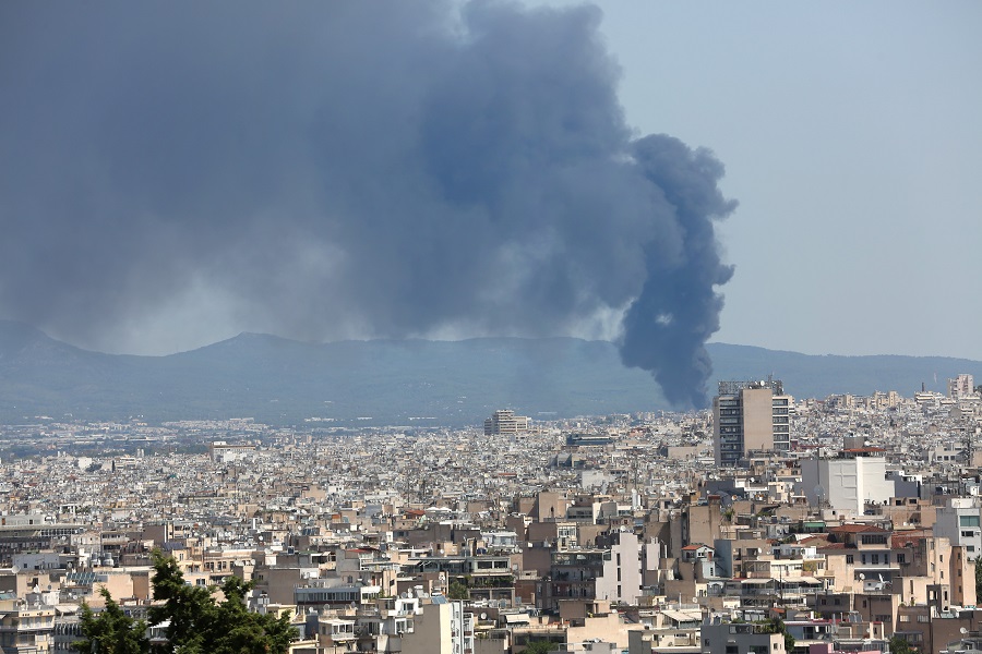 ΥΠΕΝ: Υπό στενή παρακολούθηση η φωτιά στη Μεταμόρφωση- Ανησυχούν ειδικοί και κάτοικοι