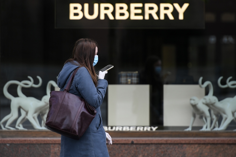 Η Burberry λανσάρει μάσκες προσώπου πολυτελείας και θα κοστίζουν…μόνο 120 δολάρια η μία