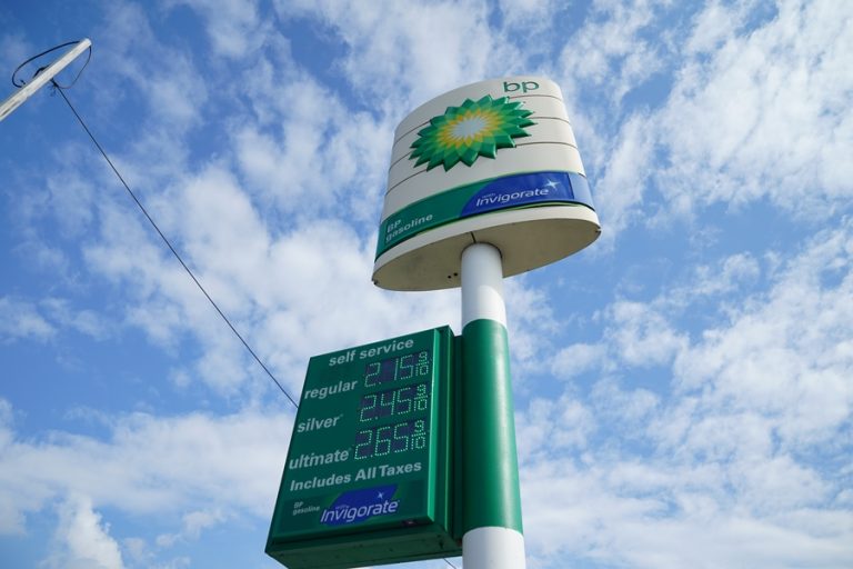 Η BP ανακοίνωσε πως αποχωρεί από τη συμμετοχή της στη ρωσική πετρελαϊκή εταιρεία Rosneft