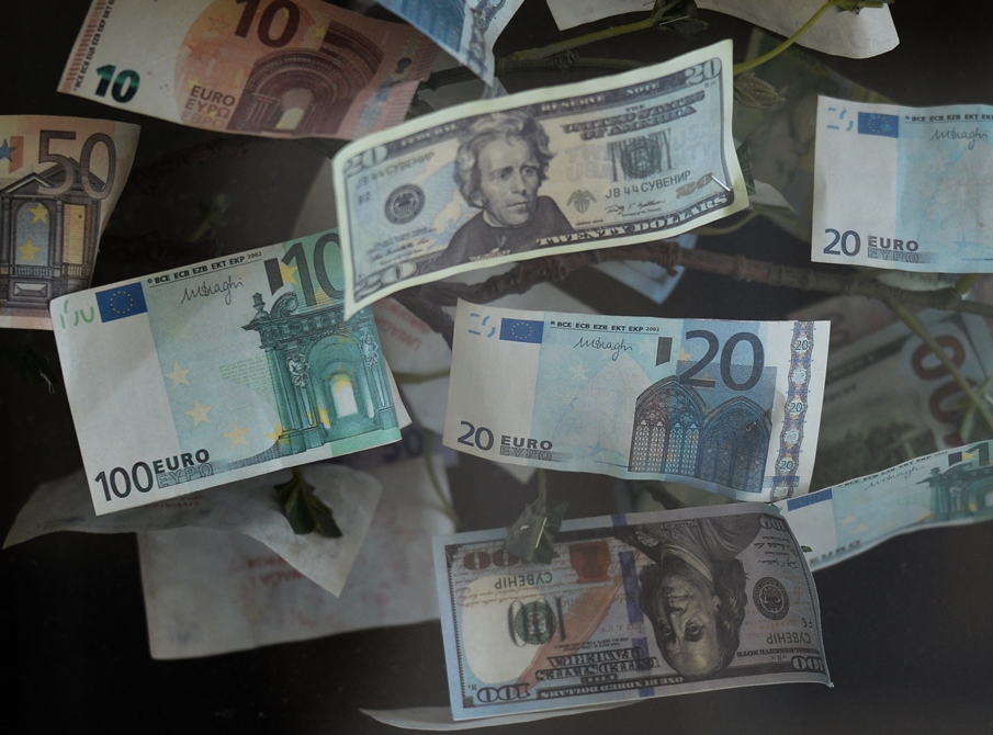 O «μαρασμός» του δολαρίου: Γιατί οι επενδυτές το αποφεύγουν, τι συμβαίνει με το ευρώ
