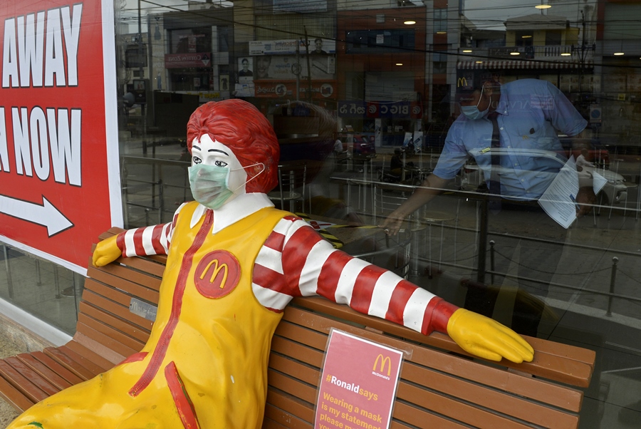Τα McDonald’s κατέγραψαν τη χειρότερη πτώση πωλήσεων παγκοσμίως εδώ και τουλάχιστον 15 χρόνια