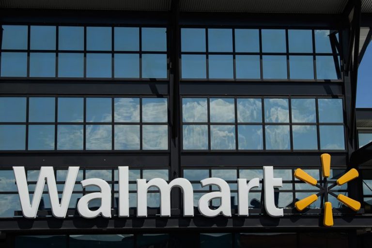Η Walmart αυξάνει τις προβλέψεις για πωλήσεις και κέρδη, καθώς οι γιορτές ξεκινούν δυναμικά
