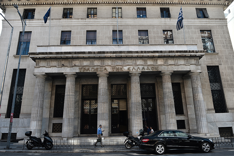 Στα χέρια της κυβέρνησης η πρόταση της Τράπεζας της Ελλάδος για το «καυτό» θέμα των κόκκινων δανείων