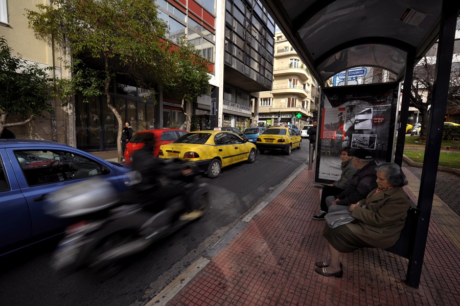 Το υπ. Μεταφορών διευκρινίζει: Δεν αλλάζει το πλαίσιο, όσοι έχουν δίπλωμα ΙΧ δεν οδηγούν αυτόματα και μηχανή έως 125 κ.εκ.