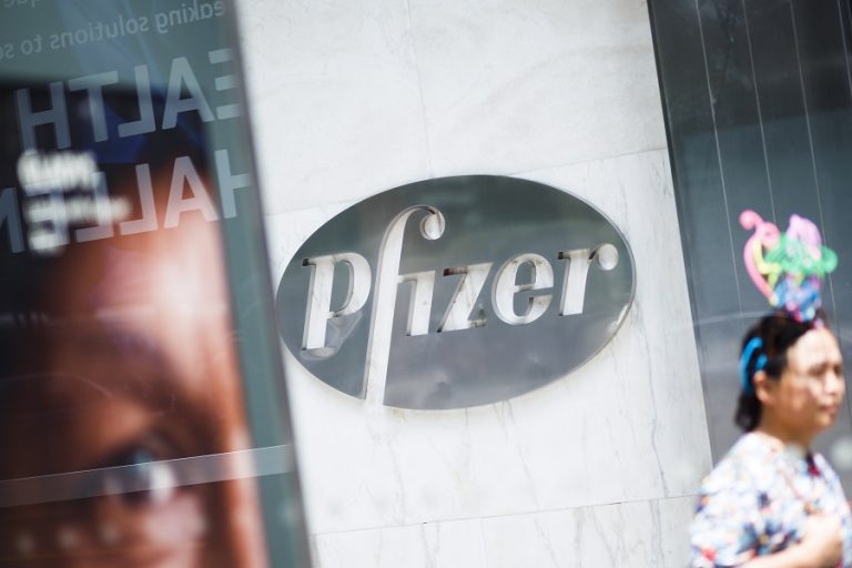 Η Βρετανία έδωσε το «πράσινο φως» στο χάπι της Pfizer για τον κορωνοϊό