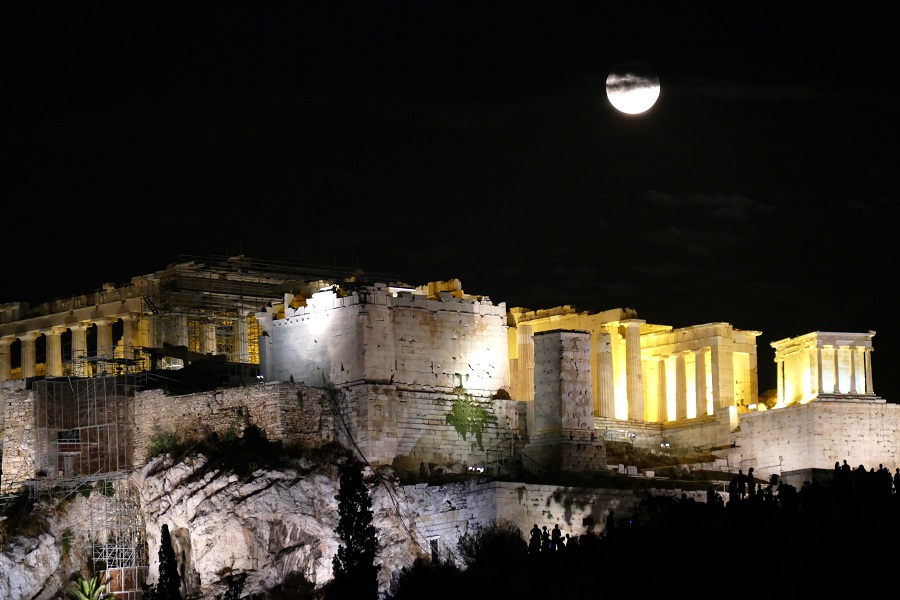 Βίντεο: Εντυπωσιακό στιγμιότυπο από τον προσεχή νέο φωτισμό της Ακρόπολης