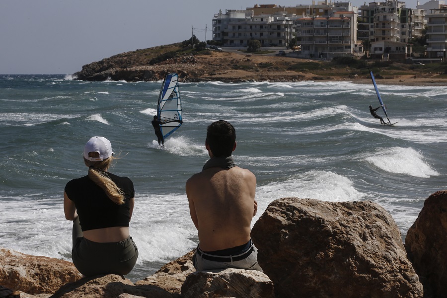 Καιρός: Νεφώσεις με τοπικές βροχές, ισχυροί άνεμοι και σκόνη