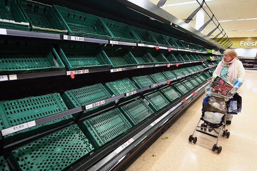 Η Tesco επιβάλλει περιορισμό στις αγορές μετά την «επιδρομή» των Βρετανών στα σούπερ μάρκετ