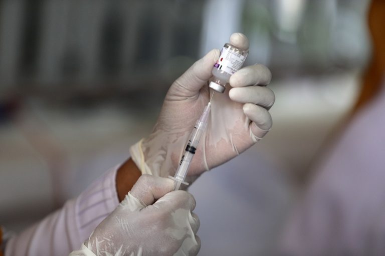 Έπεσαν οι υπογραφές για το εμβόλιο της Pfizer- Μέχρι τέλος του έτους οι παραδόσεις