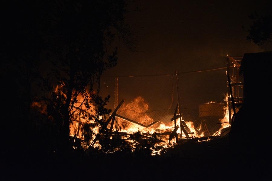Εκκενώθηκε λόγω πυρκαγιάς το ΚΥΤ της Μόριας- Έκτακτη σύσκεψη στο Μαξίμου