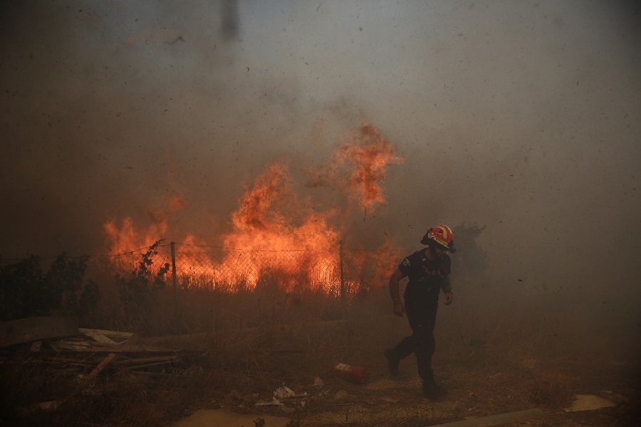Έκτακτο: Αναζωπύρωση της φωτιάς στη Βαρυμπόμπη