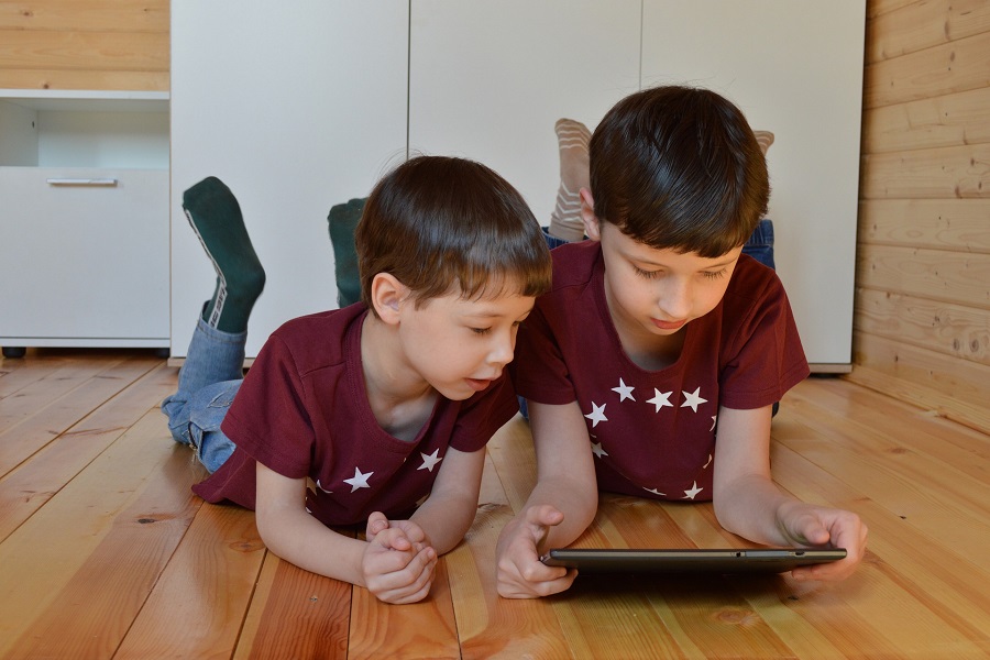 Οφέλη, προκλήσεις αλλά και κίνδυνοι από την αυξημένη εξάρτηση των παιδιών από την τεχνολογία στη μετά Covid-19 εποχή