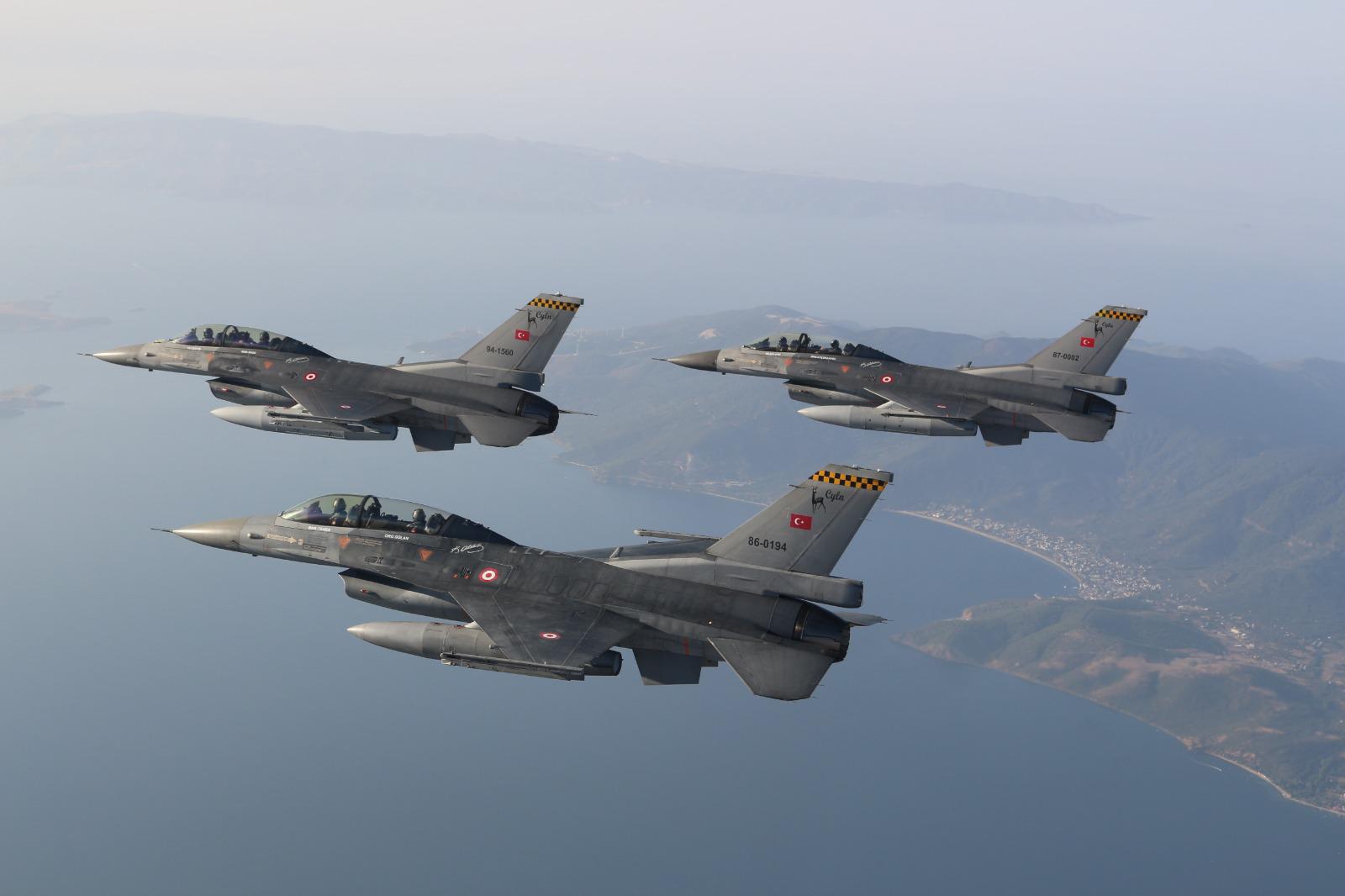 O Χουλουσί Ακάρ πετάει με F16 και απειλεί Γαλλία – ΗΠΑ: «Όσοι παίζουν τον ρόλο του προστάτη στην Αν. Μεσόγειο θα φύγουν όπως ήρθαν»