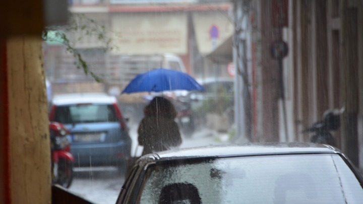 Ψυχρό μέτωπο φέρνει ήδη μεγάλα ύψη βροχής στα δυτικά και κεντρικά