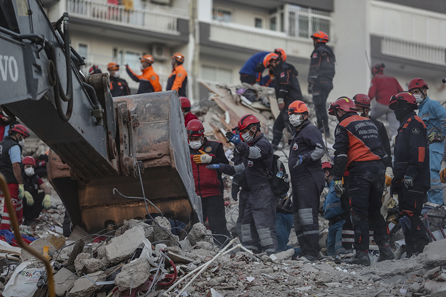 Η Σμύρνη μαζεύει τα κομμάτια της μετά τον καταστροφικό σεισμό