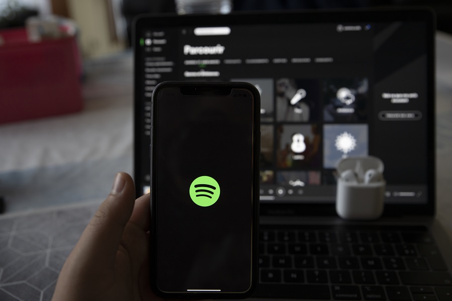 Εν μέσω έντονων αντιδράσεων, το Spotify υπερασπίζεται τον αμφιλεγόμενο podcaster Τζο Ρόγκαν