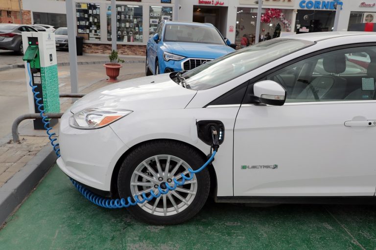 EY: 4 στους 10 καταναλωτές σκέφτονται να αποκτήσουν ηλεκτρικό αυτοκίνητο