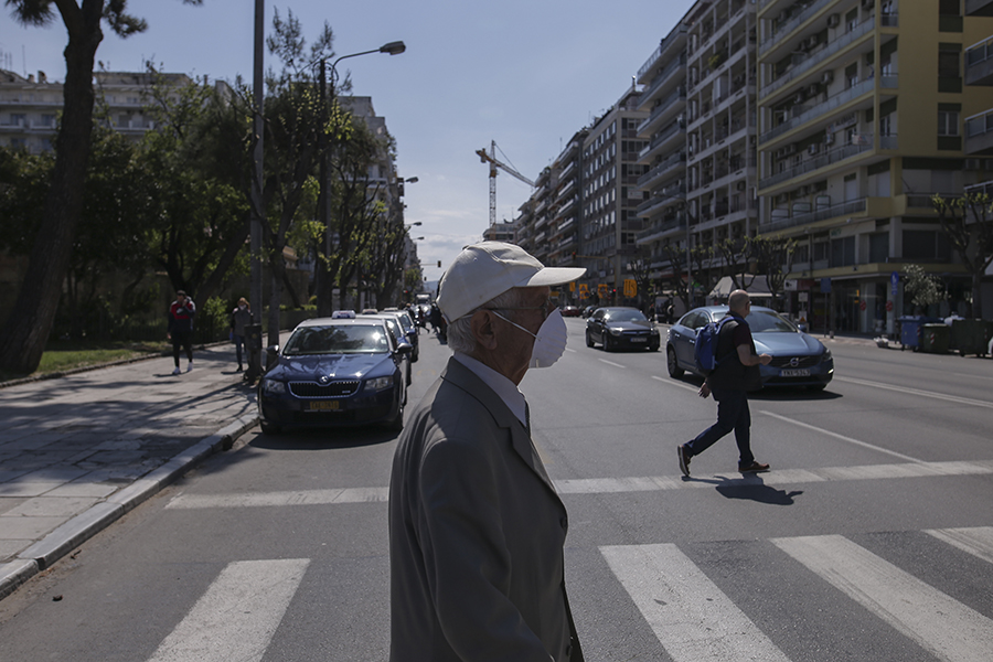 CDC: Πότε θα μπορούσε κανείς να σταματήσει να φοράει μάσκα