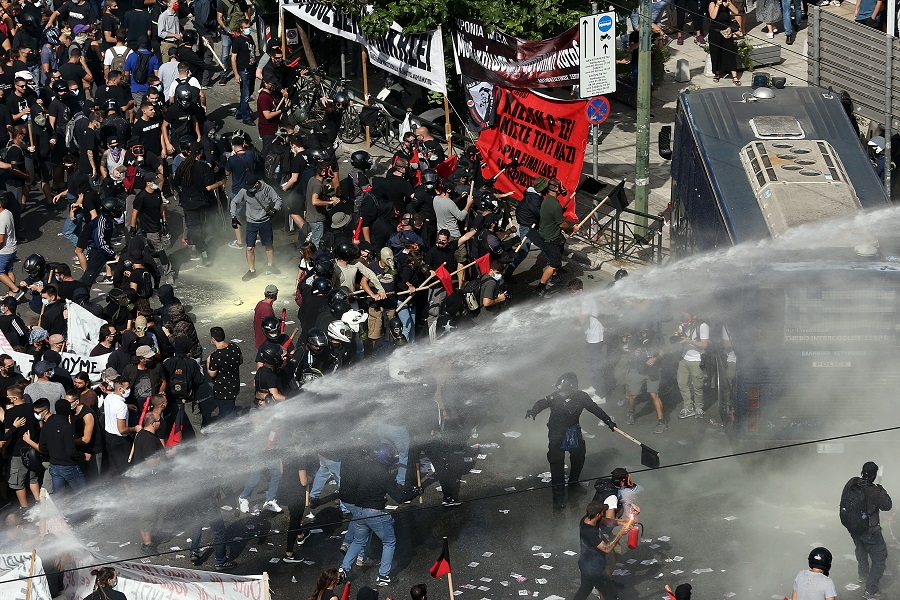 Σοβαρά επεισόδια έξω από το Εφετείο: Μολότοφ, καπνογόνα και ρίψη νερού (Εικόνες-βίντεο)