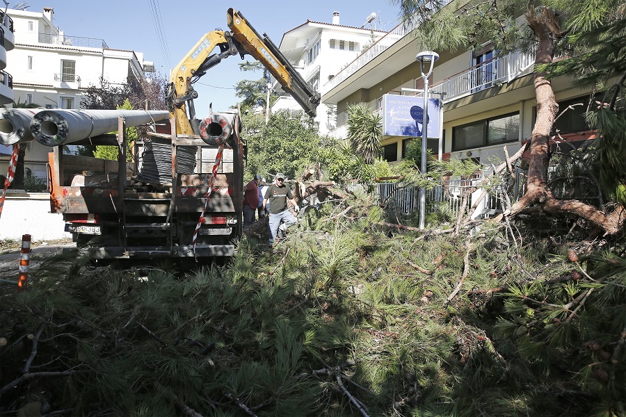 Τρεις τραυματίες στο Νέο Ηράκλειο από την κακοκαιρία και υλικές ζημιές (Εικόνες και βίντεο)