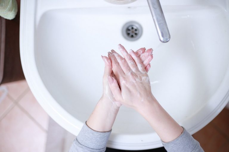 Νέα έρευνα αποκαλύπτει: Πόση ώρα «ζει» ο κορωνοϊός στο δέρμα, στα χέρια και πόσο ο ιός της γρίπης