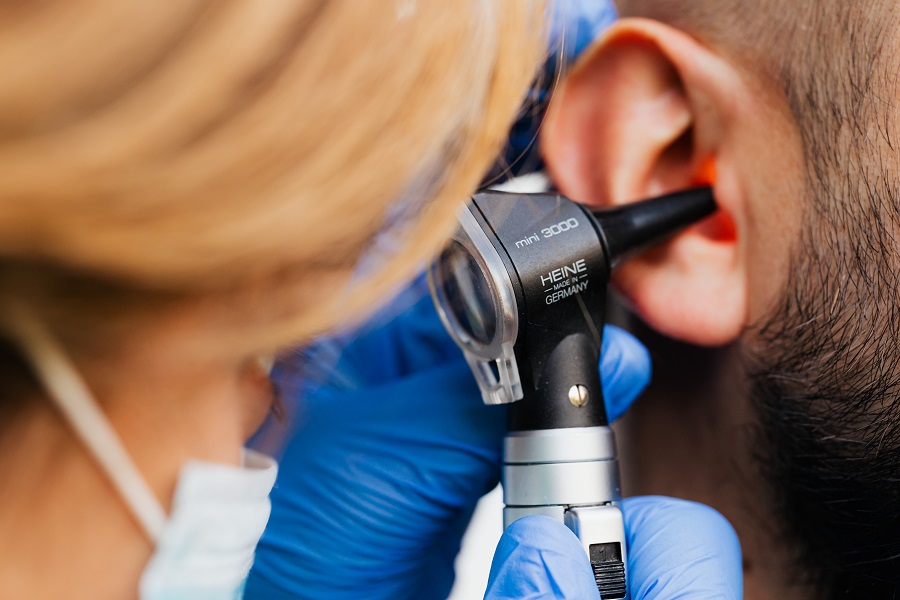 Νέα έρευνα αποκαλύπτει: Ξαφνική και μόνιμη απώλεια ακοής μπορεί να προκαλέσει ο κορωνοϊός