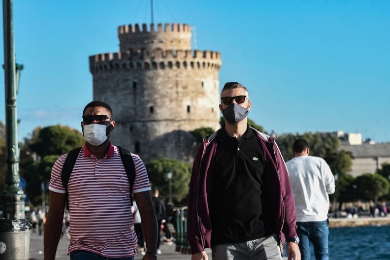 Ένα βήμα πριν βρεθεί ξανά στο «κόκκινο» η επιδημία στη Θεσσαλονίκη