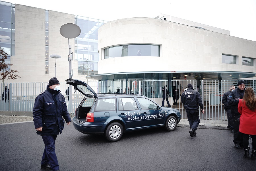 Έκτακτο: Αυτοκίνητο έπεσε στην πύλη του γραφείου της Μέρκελ στο Βερολίνο