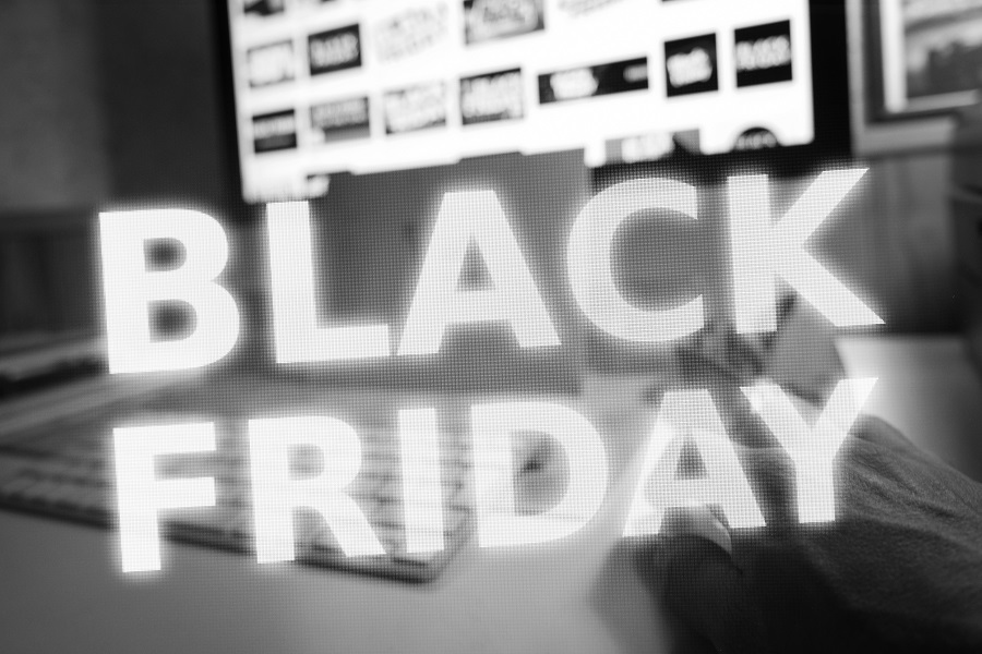 Μάχη μεριδίων σε μια e-Black Friday μακράς διάρκειας