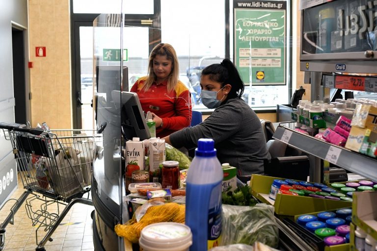 Πρεμιέρα σε τράπεζες και σούπερ μάρκετ κάνει σήμερα η ψηφιακή κάρτα εργασίας