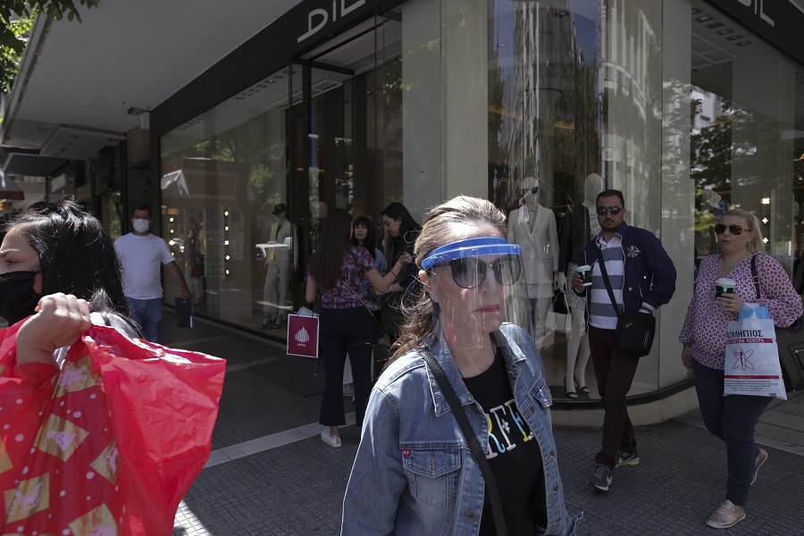 Τελικά πόσο μας προστατεύουν οι ασπίδες προσώπου από τον κορωνοϊό