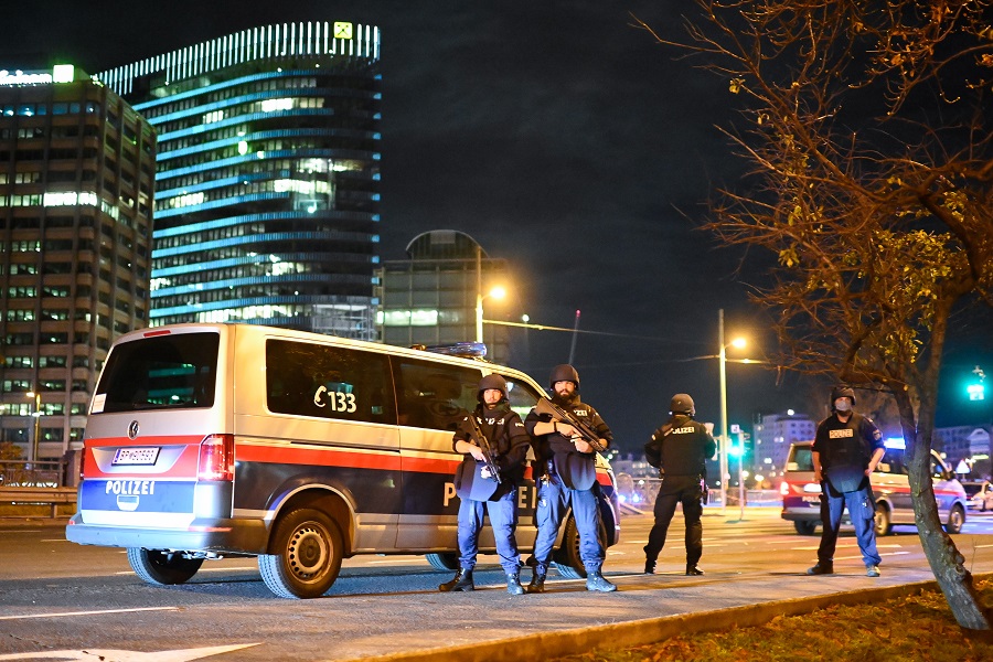 Τρεις νεκροί και πολλοί τραυματίες από την επίθεση στη Βιέννη- Τζιχαντιστής του ISIS ένας από τους δράστες