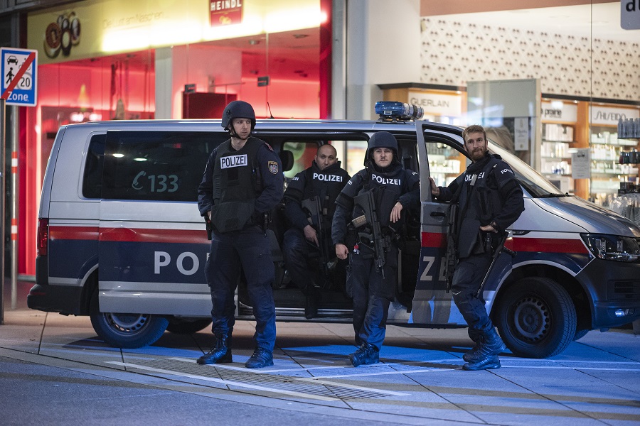 Τρομοκρατική επίθεση στη Βιέννη: Το προφίλ του δράστη- Σε κρίσιμη κατάσταση 7 τραυματίες