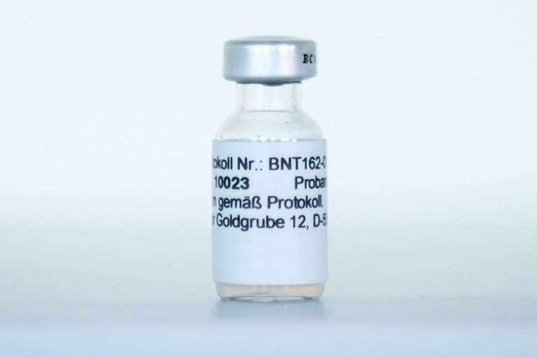 «Όχι» FDA στη χορήγηση αναμνηστικών δόσεων του εμβολίου της Pfizer στο σύνολο του πληθυσμού