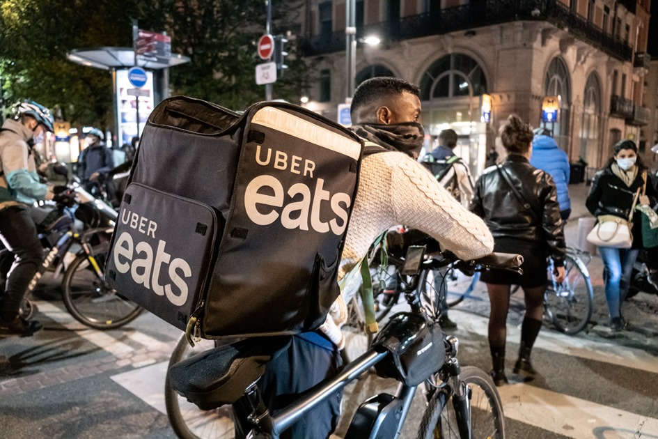 H υπηρεσία Uber Eats γνωρίζει «εκρηκτική» αύξηση εν μέσω πανδημίας